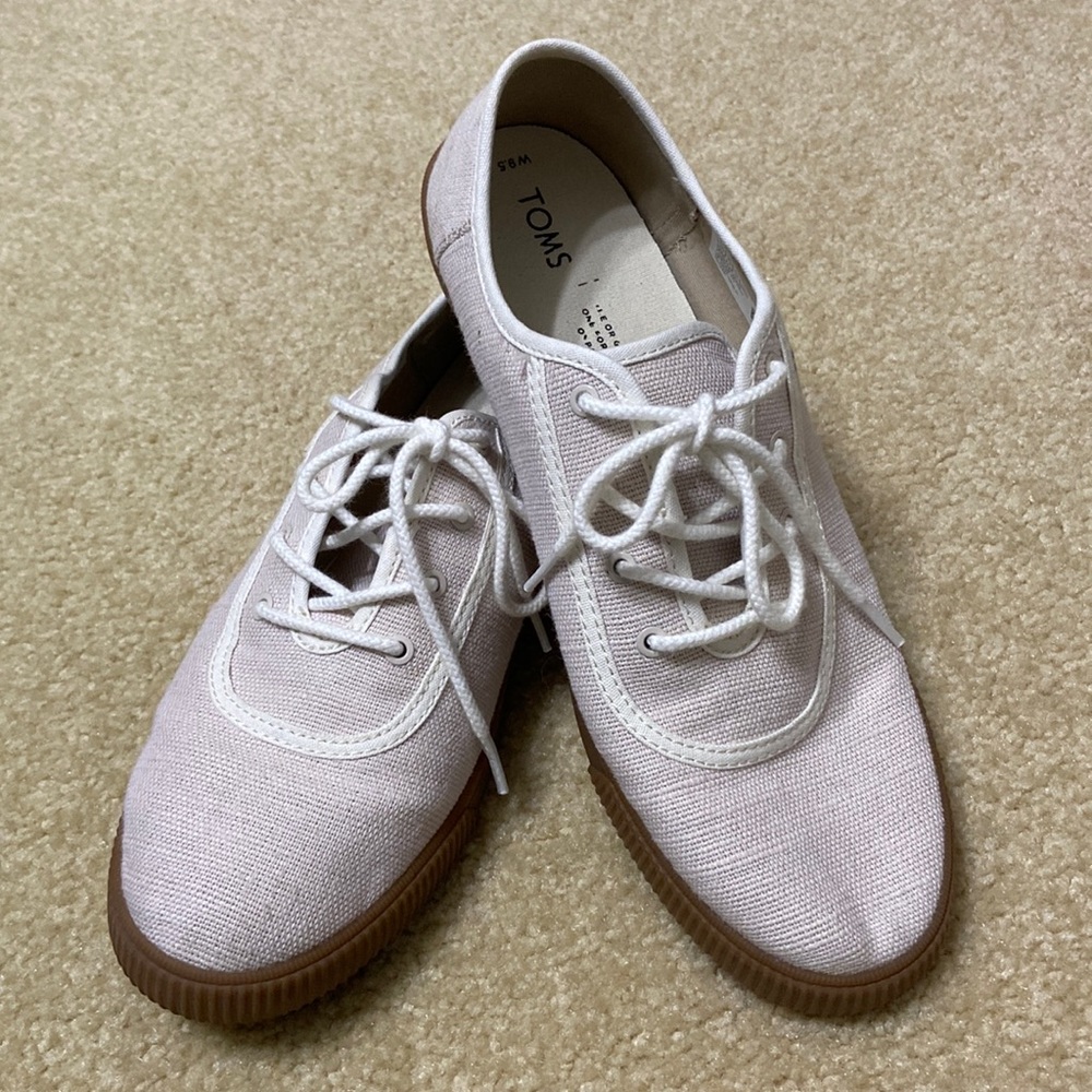 Tom’s 9.5 women lace up shoes